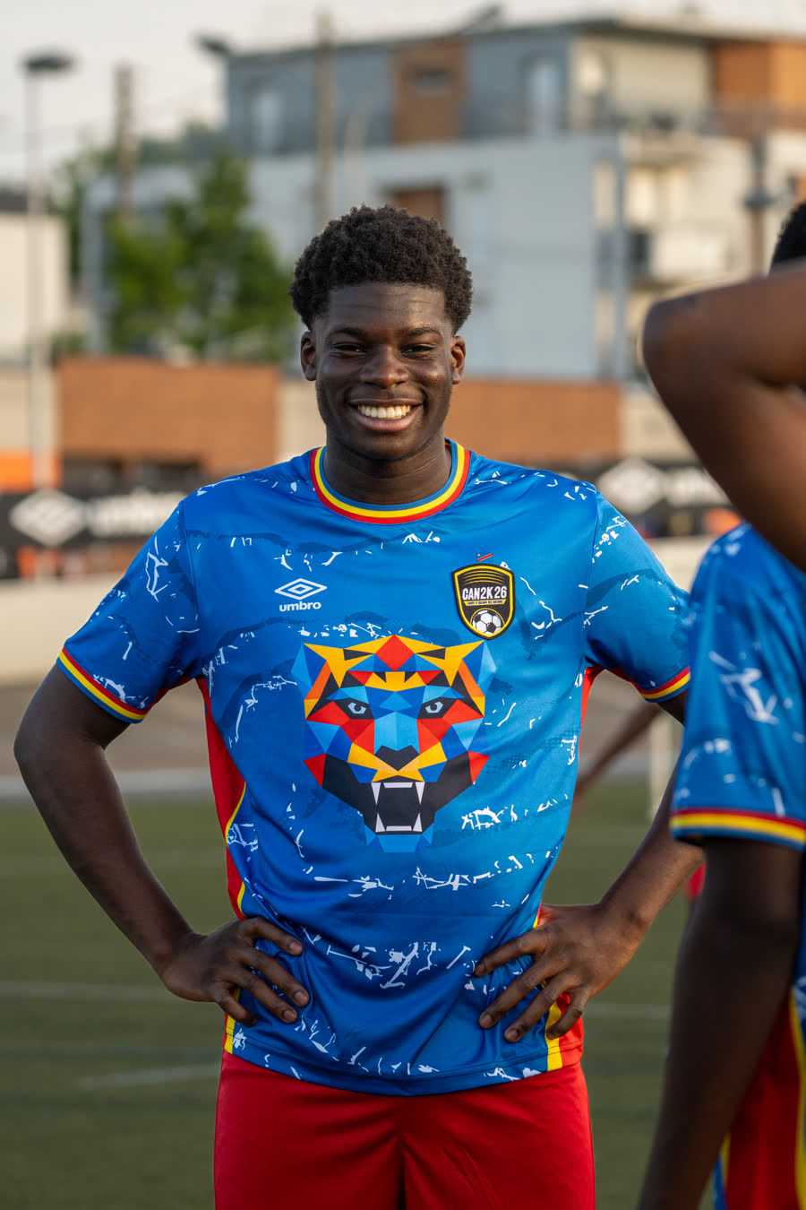 Deux joueurs souriants, maillots bleus